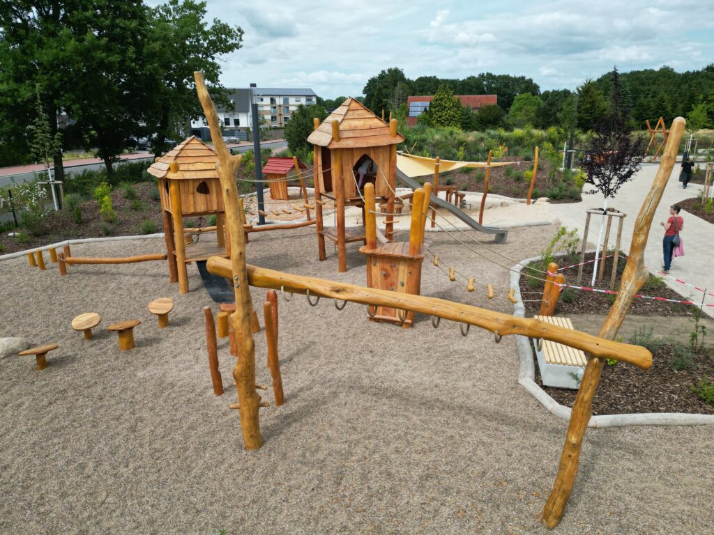 Große Klettergerüstlandschaft mit unterschiedlichen Elementen aus Robinienholz.